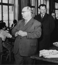 Auf dem Schwarzweissbild sieht man Johann Spänkuch zusammen mit Willi Brandt bei einem Besuch der Behindertenwerkstatt