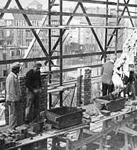 Baugerüst mit drei Arbeitern