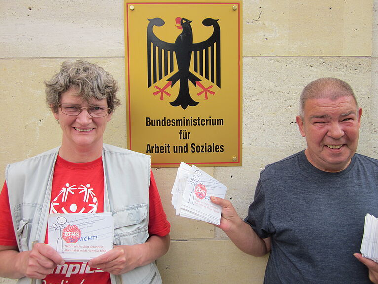 Protestaktion des paritätischen gegen das Bundesteilhabegesetz. Übergabe der Protest-Karten an das Ministerium für Arbeit und Soziales/Berlin.