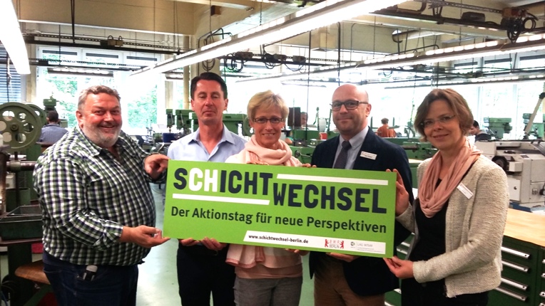 Am 12. Oktober tauschen Mitarbeitende aus Berliner Unternehmen den Arbeitsplatz mit Beschäftigten der Werkstätten für behinderte Menschen. www.schichtwechsel.de